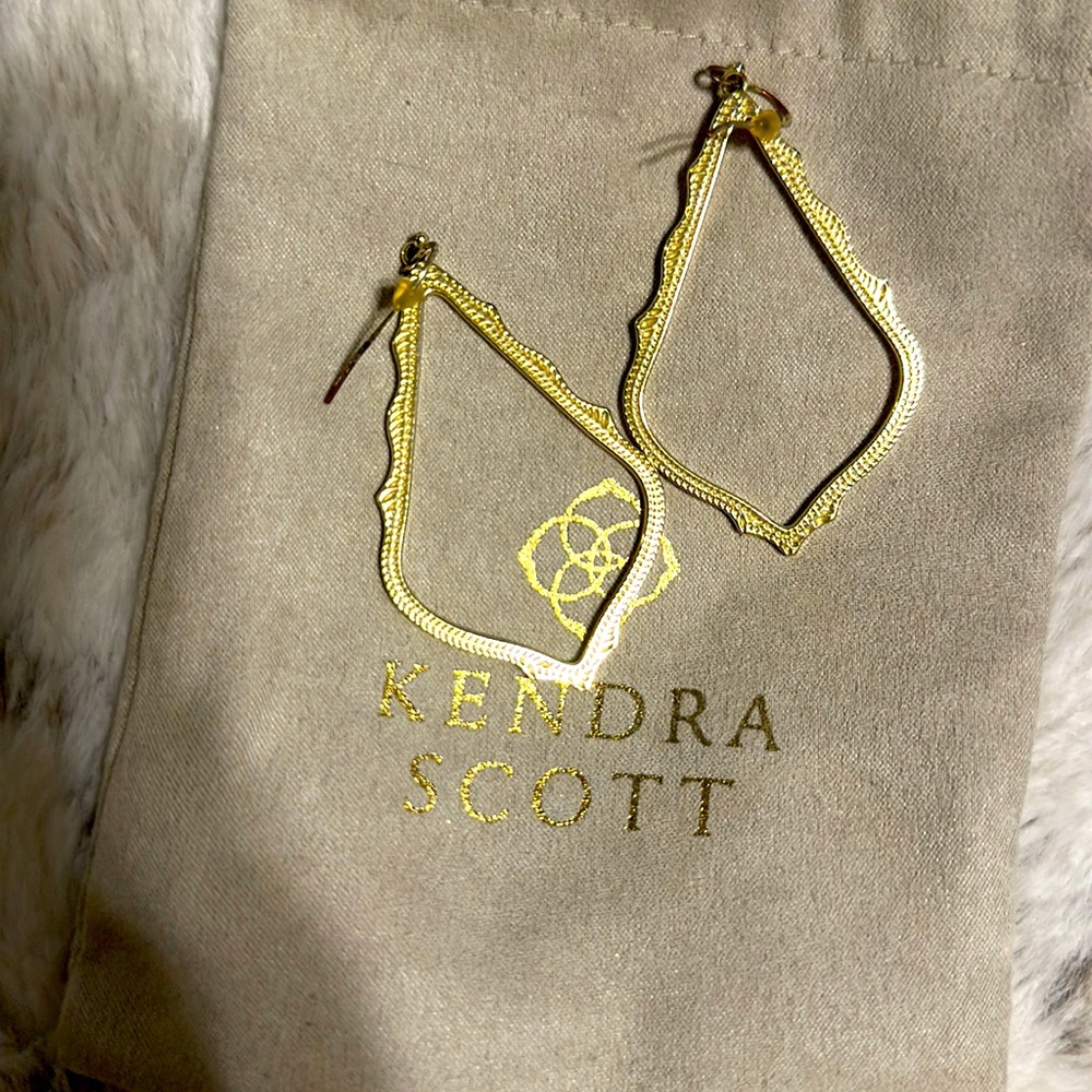 Kendra Scott Sophee drop earrings in Gold